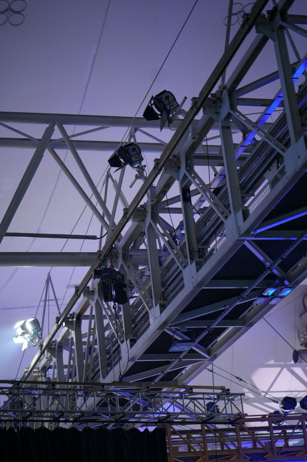 Television studio lighting rig and ceiling structure